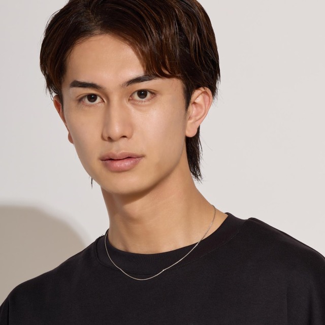 ブランド ララクリスティー ジュエリーを着用する男性