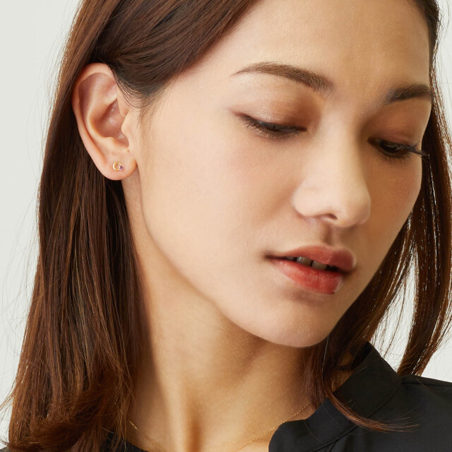 ブランド ララクリスティー ジュエリーを着用する女性