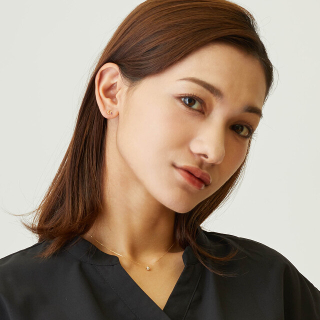 ブランド ララクリスティー ジュエリーを着用する女性