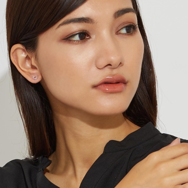 ブランド ララクリスティー ジュエリーを着用する女性