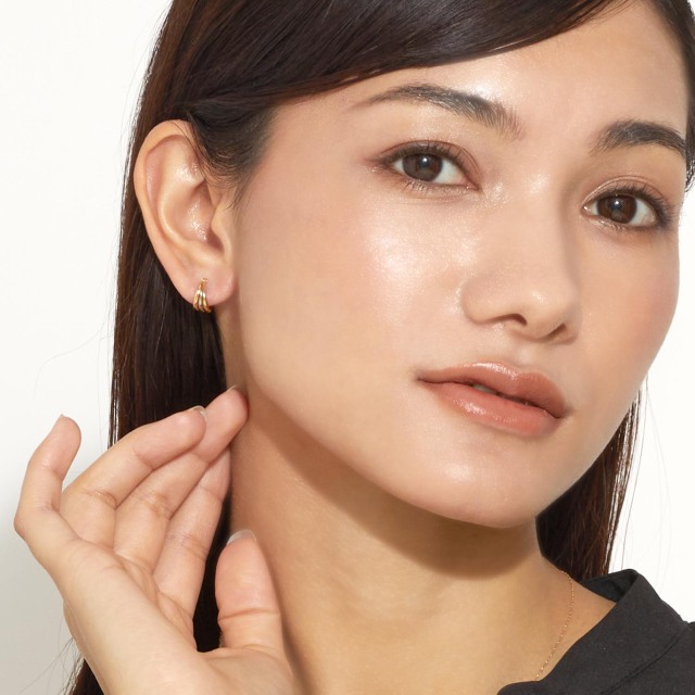 ブランド ララクリスティー ジュエリーを着用する女性