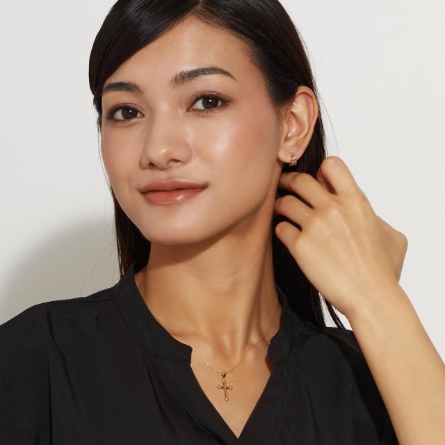 ブランド ララクリスティー ジュエリーを着用する女性