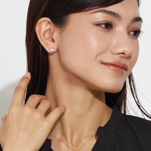 ブランド ララクリスティー ジュエリーを着用する女性