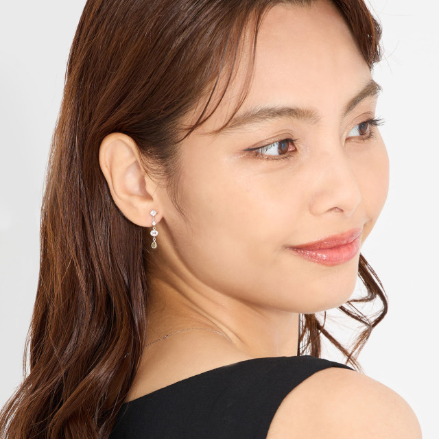 ブランド ララクリスティー ジュエリーを着用する女性