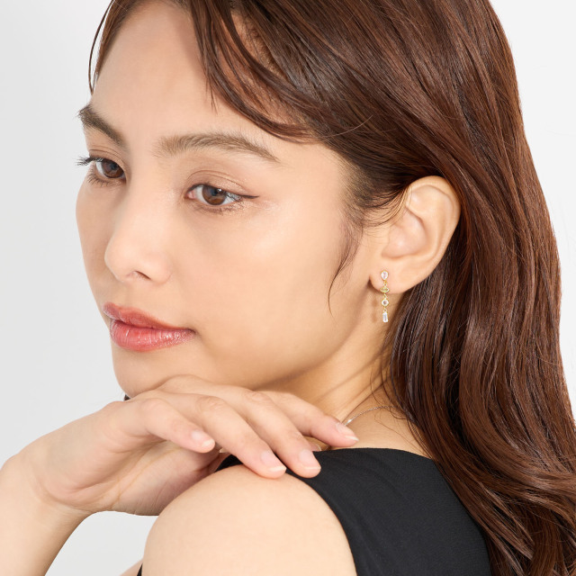 ブランド ララクリスティー ジュエリーを着用する女性