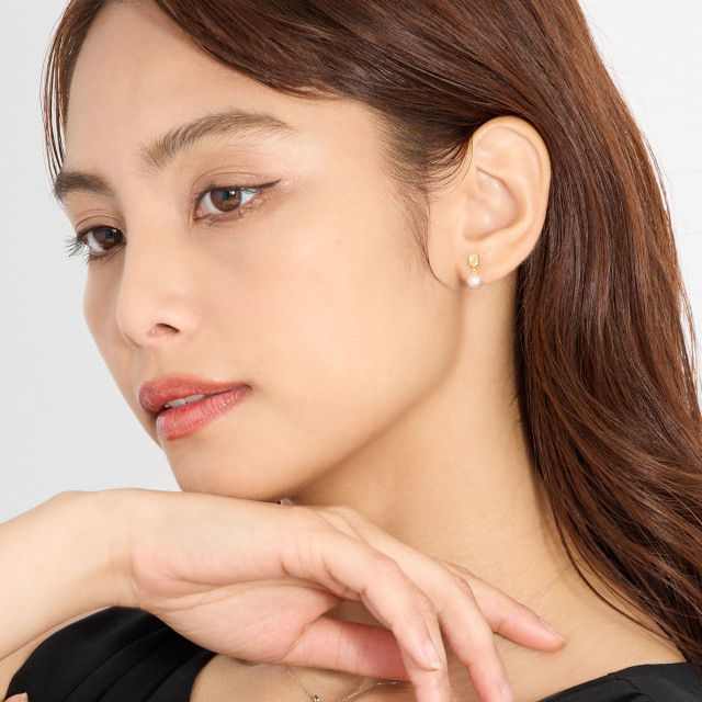 ブランド ララクリスティー ジュエリーを着用する女性