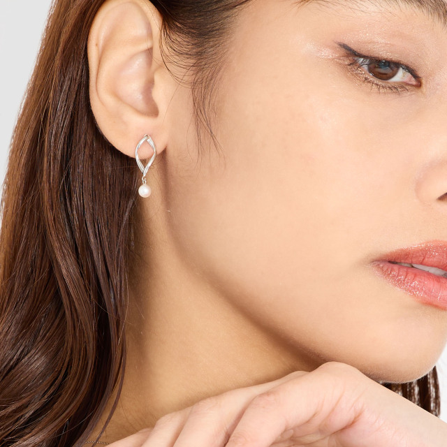 ブランド ララクリスティー ジュエリーを着用する女性