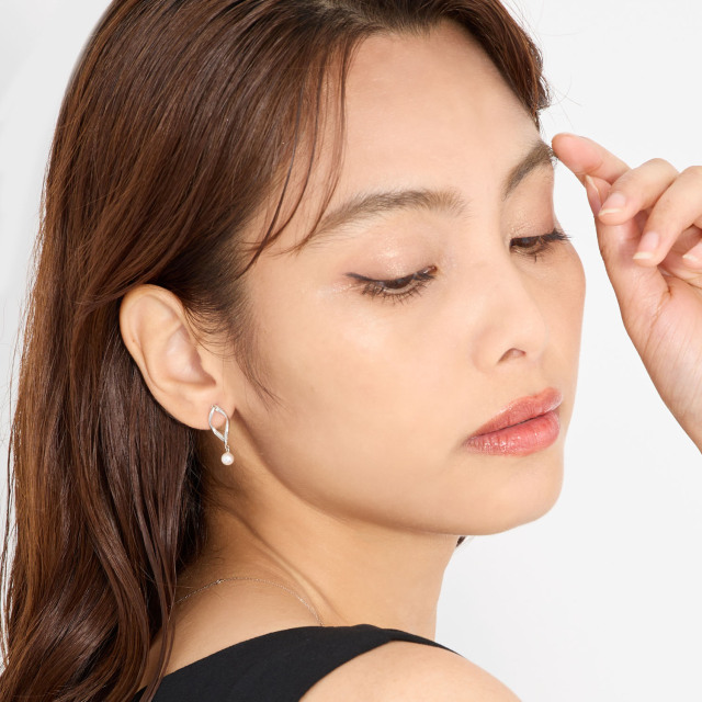 ブランド ララクリスティー ジュエリーを着用する女性