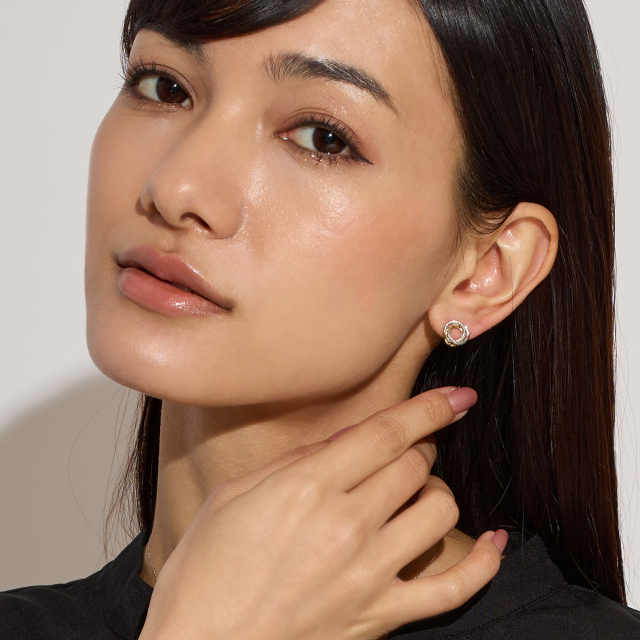 ブランド ララクリスティー ジュエリーを着用する女性