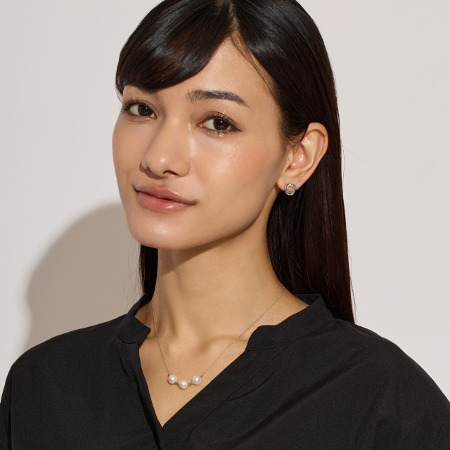 ブランド ララクリスティー ジュエリーを着用する女性