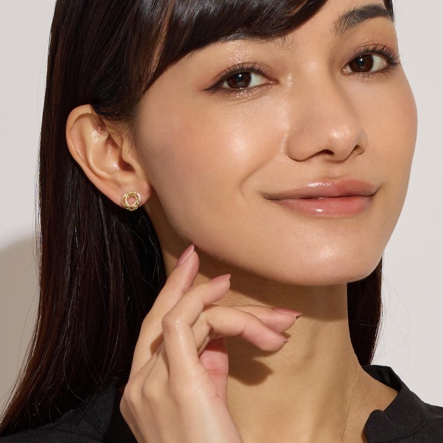 ブランド ララクリスティー ジュエリーを着用する女性