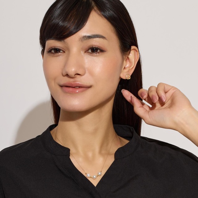 ブランド ララクリスティー ジュエリーを着用する女性