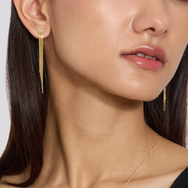 ブランド ララクリスティー ジュエリーを着用する女性