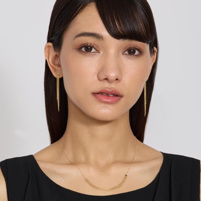 ブランド ララクリスティー ジュエリーを着用する女性