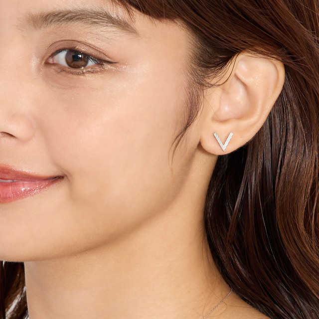 ブランド ララクリスティー ジュエリーを着用する女性