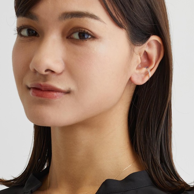 ブランド ララクリスティー ジュエリーを着用する女性