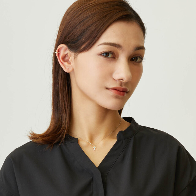 ブランド ララクリスティー ジュエリーを着用する女性