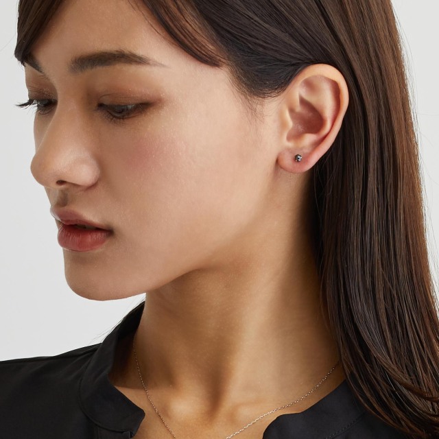 ブランド ララクリスティー ジュエリーを着用する女性