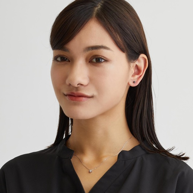 ブランド ララクリスティー ジュエリーを着用する女性