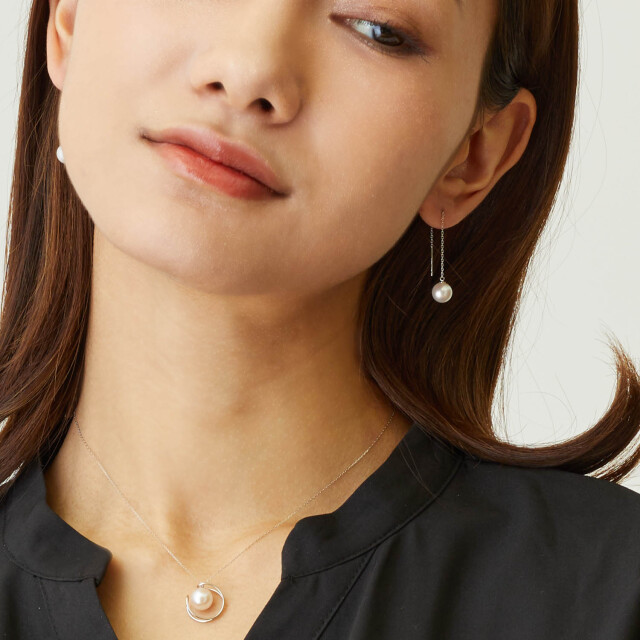 ブランド ララクリスティー ジュエリーを着用する女性