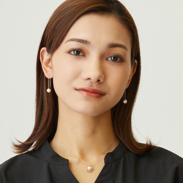 ブランド ララクリスティー ジュエリーを着用する女性