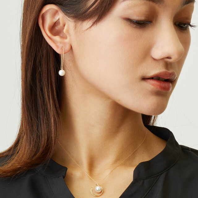 ブランド ララクリスティー ジュエリーを着用する女性