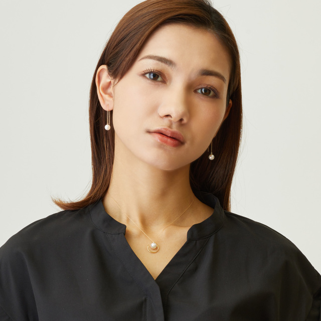 ブランド ララクリスティー ジュエリーを着用する女性