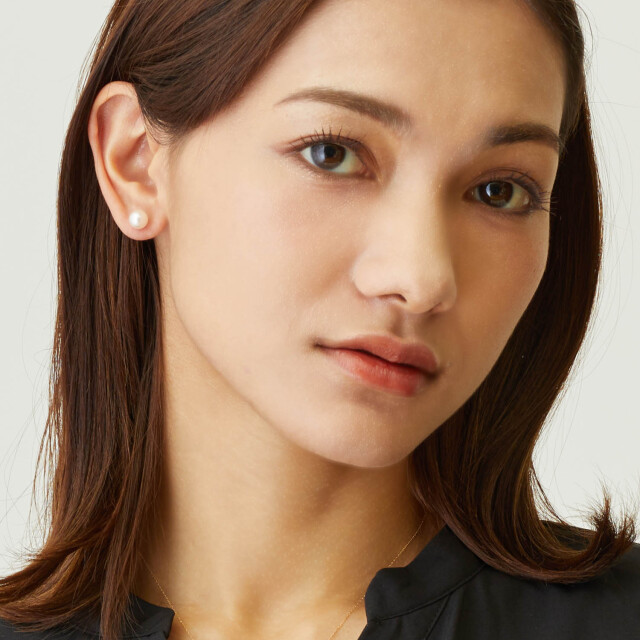 ブランド ララクリスティー ジュエリーを着用する女性