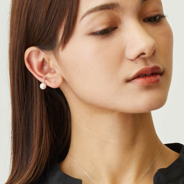 ブランド ララクリスティー ジュエリーを着用する女性