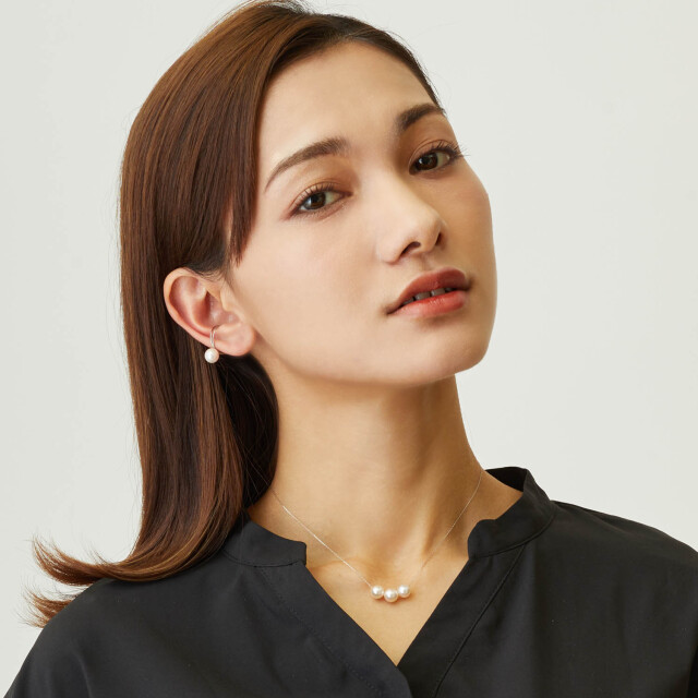 ブランド ララクリスティー ジュエリーを着用する女性