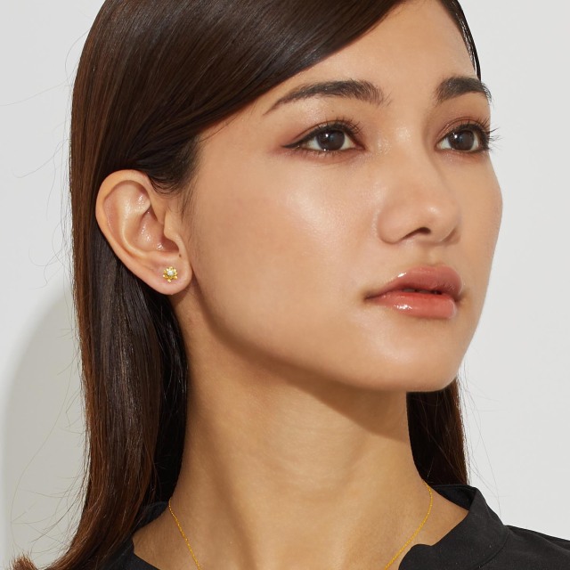 ブランド ララクリスティー ジュエリーを着用する女性