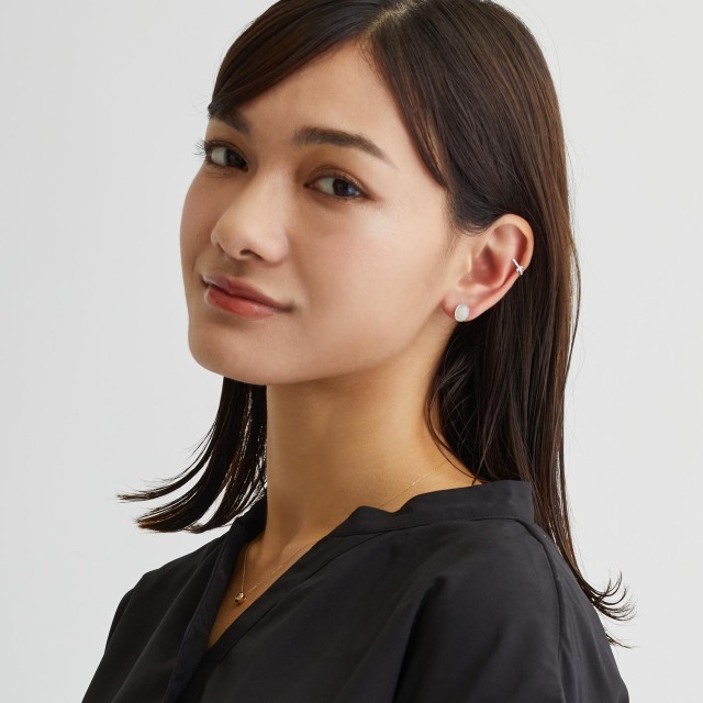 ブランド ララクリスティー ジュエリーを着用する女性