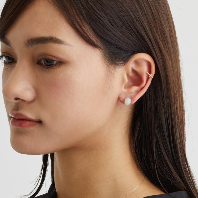 ブランド ララクリスティー ジュエリーを着用する女性