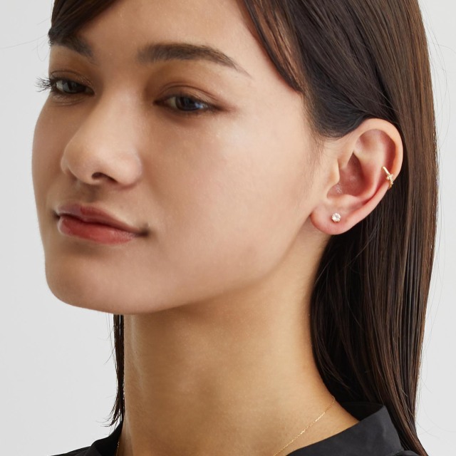 ブランド ララクリスティー ジュエリーを着用する女性