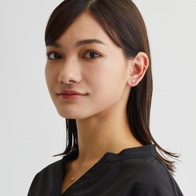 ブランド ララクリスティー ジュエリーを着用する女性