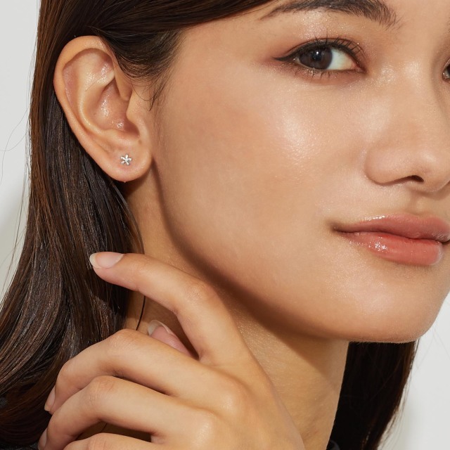 ブランド ララクリスティー ジュエリーを着用する女性