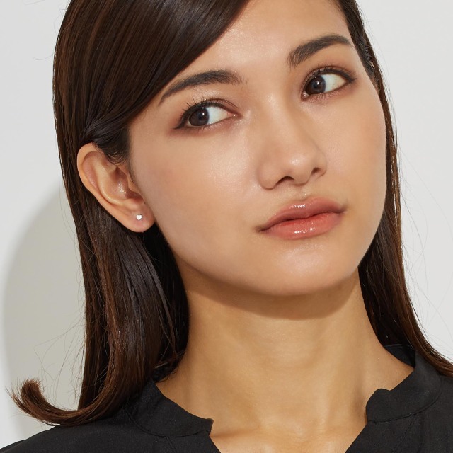 ブランド ララクリスティー ジュエリーを着用する女性