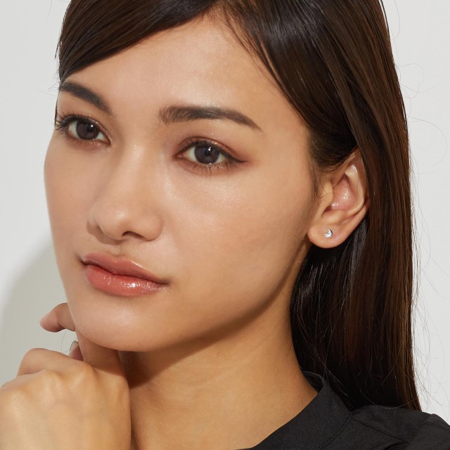 ブランド ララクリスティー ジュエリーを着用する女性