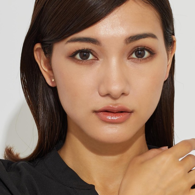 ブランド ララクリスティー ジュエリーを着用する女性