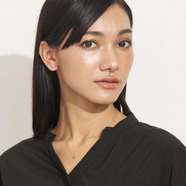 ブランド ララクリスティー ジュエリーを着用する女性