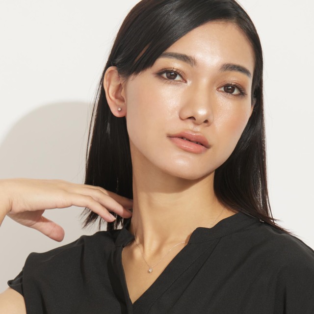 ブランド ララクリスティー ジュエリーを着用する女性