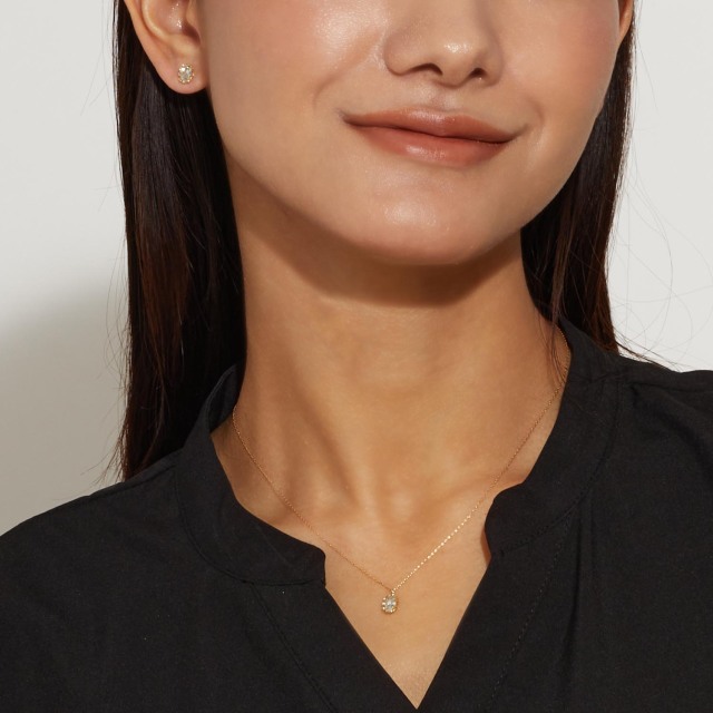 ブランド ララクリスティー ジュエリーを着用する女性