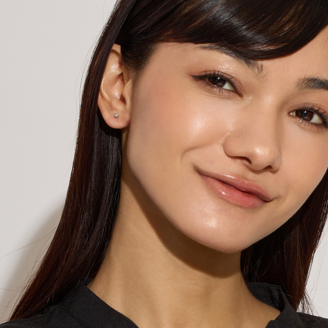 ブランド ララクリスティー ジュエリーを着用する女性