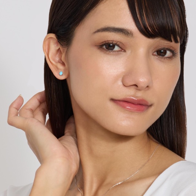 ブランド ララクリスティー ジュエリーを着用する女性