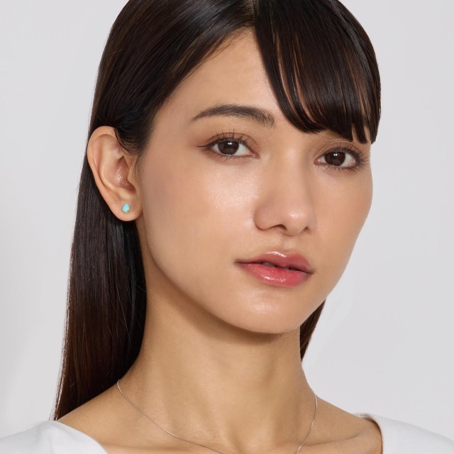 ブランド ララクリスティー ジュエリーを着用する女性