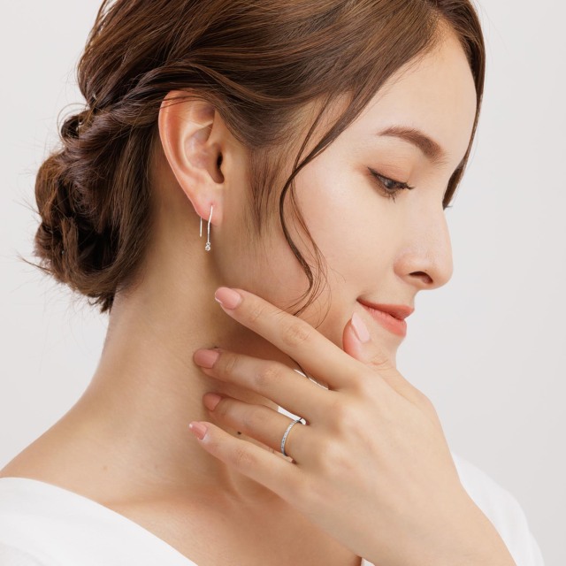 ブランド ララクリスティー ジュエリーを着用する女性