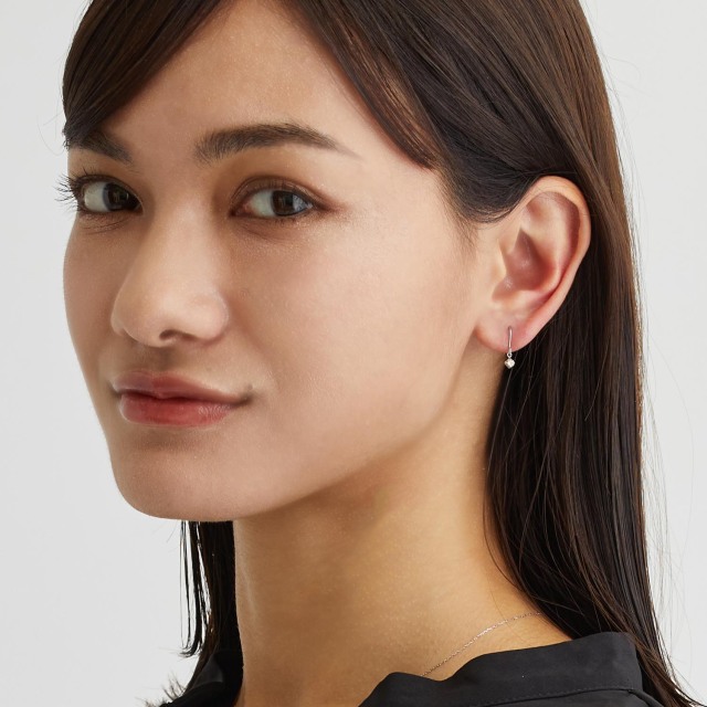 ブランド ララクリスティー ジュエリーを着用する女性