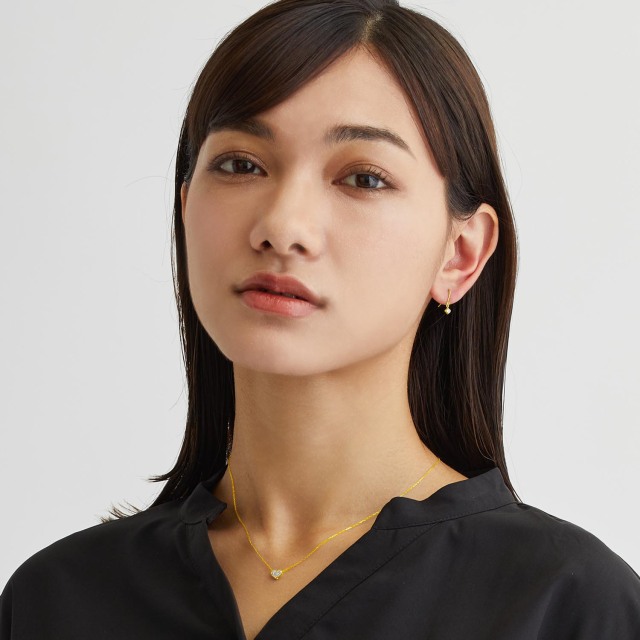 ブランド ララクリスティー ジュエリーを着用する女性