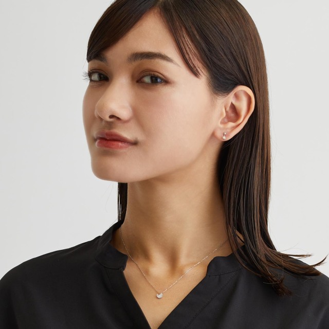 ブランド ララクリスティー ジュエリーを着用する女性