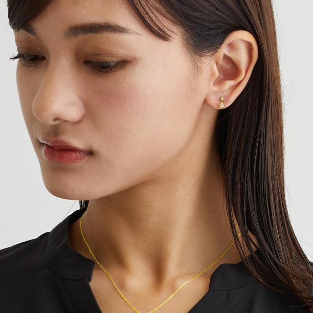 ブランド ララクリスティー ジュエリーを着用する女性